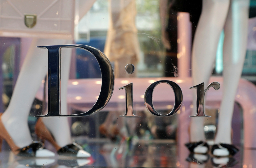 Investigan a Dior y Armani en Italia por vender bolsos fabricados por trabajadores explotados