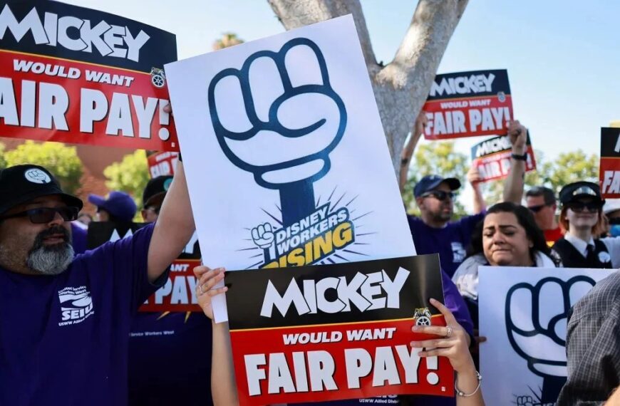 Los trabajadores de Disneyland votan para autorizar la huelga