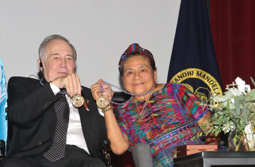 Reconocen a Víctor González Torres con la presea Gandhi Mandela Award