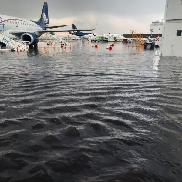 FOTOS: AICM se inunda con lluvias de hoy 18 de julio; zona de abordaje está bajo el agua