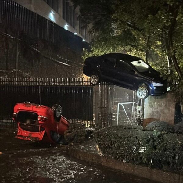 Auto varado sobre reja en CDMX: Esto sabemos de la foto viral por inundaciones en Álvaro Obregón