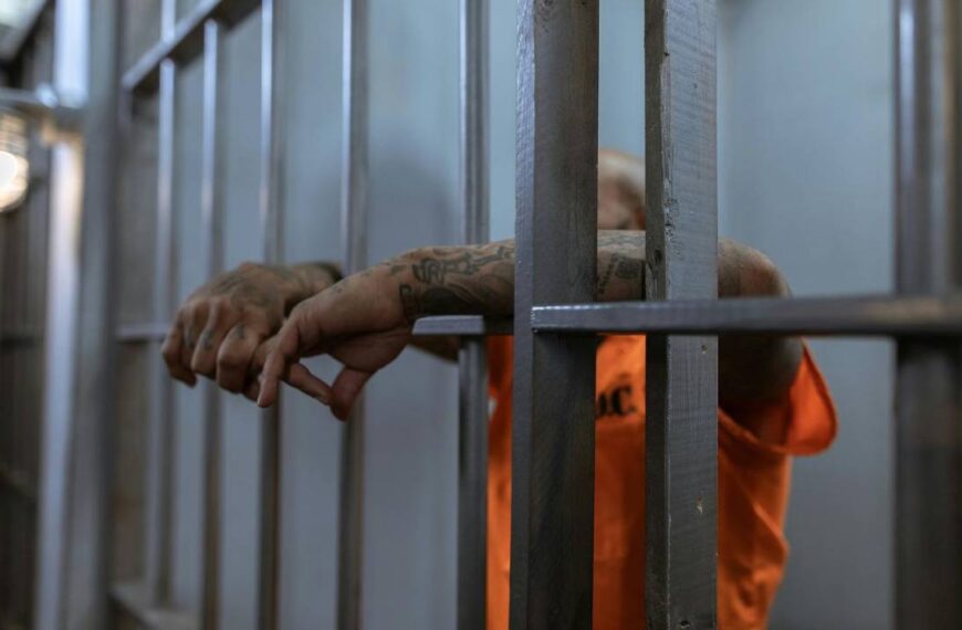 Casi 3 mil menores detenidos en El Salvador bajo régimen de excepción, denuncia HRW