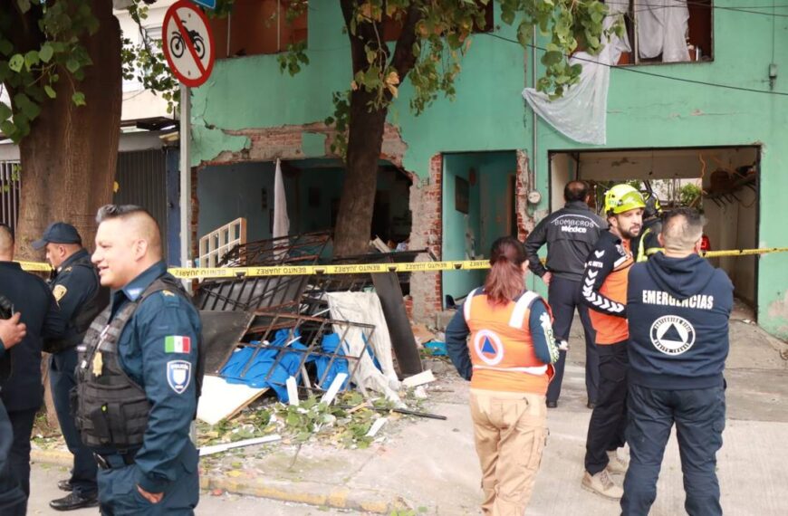 Explota casa en San Pedro de los Pinos, alcaldía Benito Juárez; hay dos mujeres lesionadas