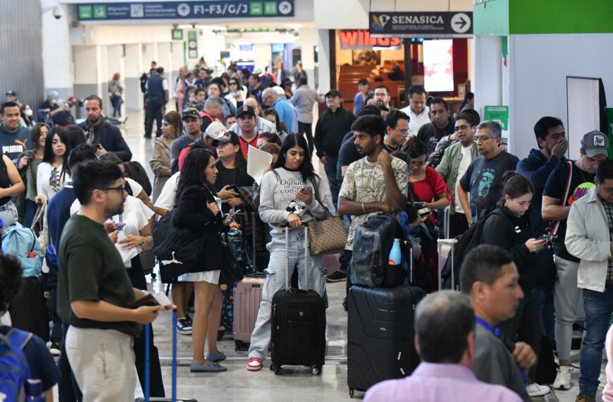 Falla de Microsoft provoca más de 500 demoras en vuelos y cancelaciones en México, reporta la SICT