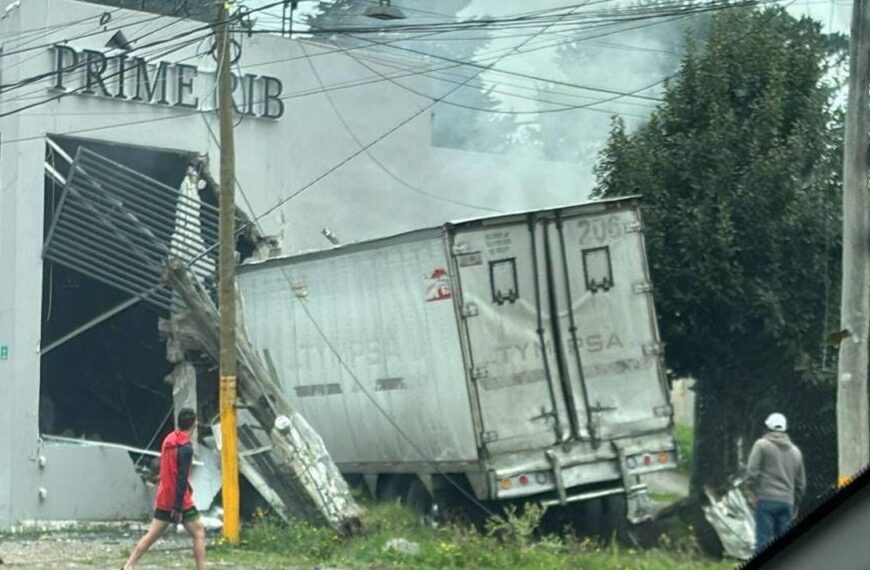 Tráiler impacta varios vehículos y un restaurante en la México-Toluca; hay dos muertos