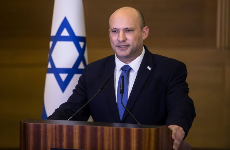 El exprimer ministro de Israel Naftali Bennett dice que Líbano y Hezbollah “iniciaron una guerra” tras ataque mortal en altos del Golán