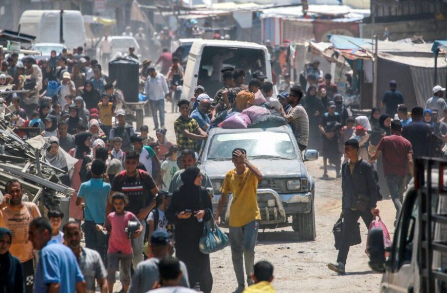 Al menos 150.000 personas huyen de Khan Younis, al sur de Gaza, por orden de evacuación de Israel, según la ONU