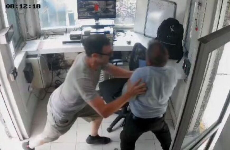 VIDEO: Hombre golpea a guardia de…