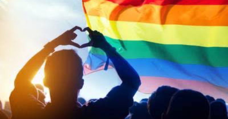 A cuentagotas, posiciones para colectivo LGBT
