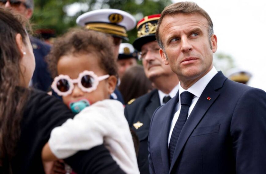 Macron aceptará este martes la dimisión del gobierno francés, que seguirá en funciones