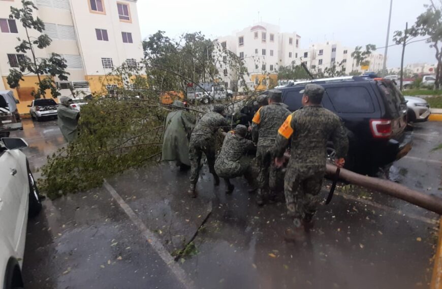 Más de 8 mil militares apoyan con la remoción de escombros tras el paso del huracán “Beryl”