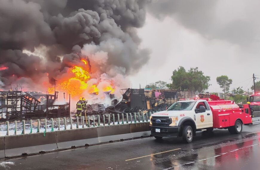 Incendio cerca del AICM ‘consume’ autos y viviendas;…