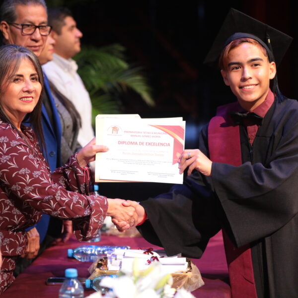 Se gradúan 356 alumnos de la preparatoria técnica…