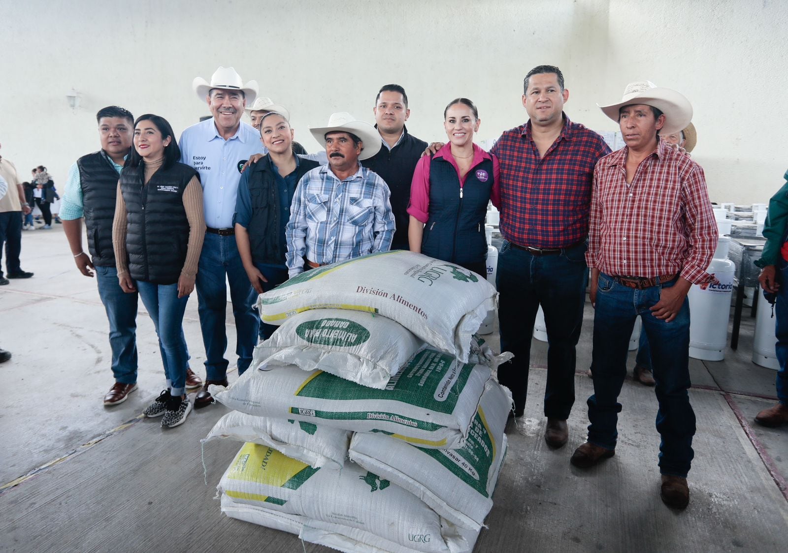 Diego Sinhue Rodríguez entregó apoyos agrícolas en el municipio de Victoria