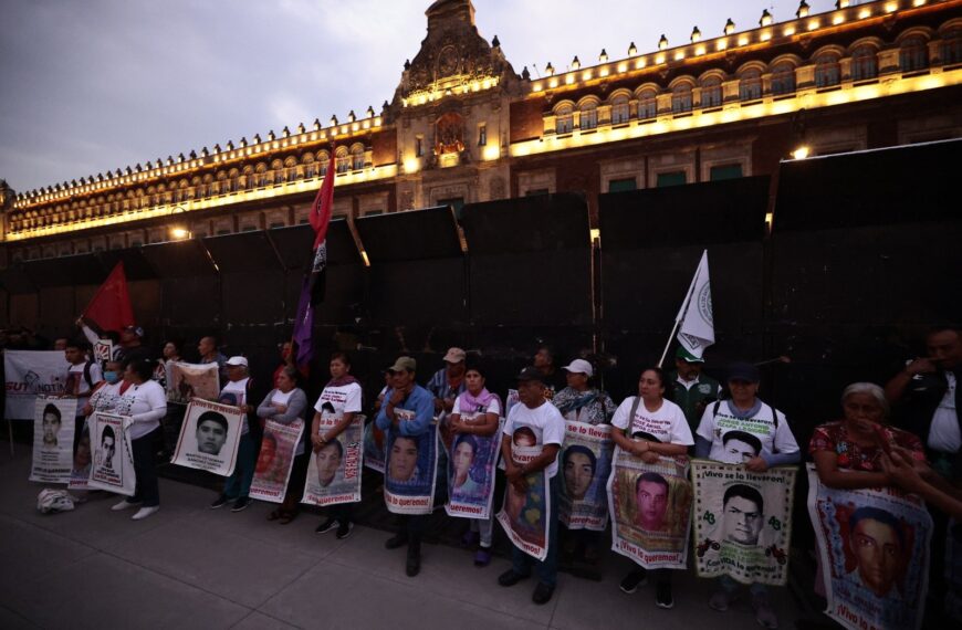 Tras reunión, AMLO reitera a padres de Ayotzinapa que “no habrá carpetazo”