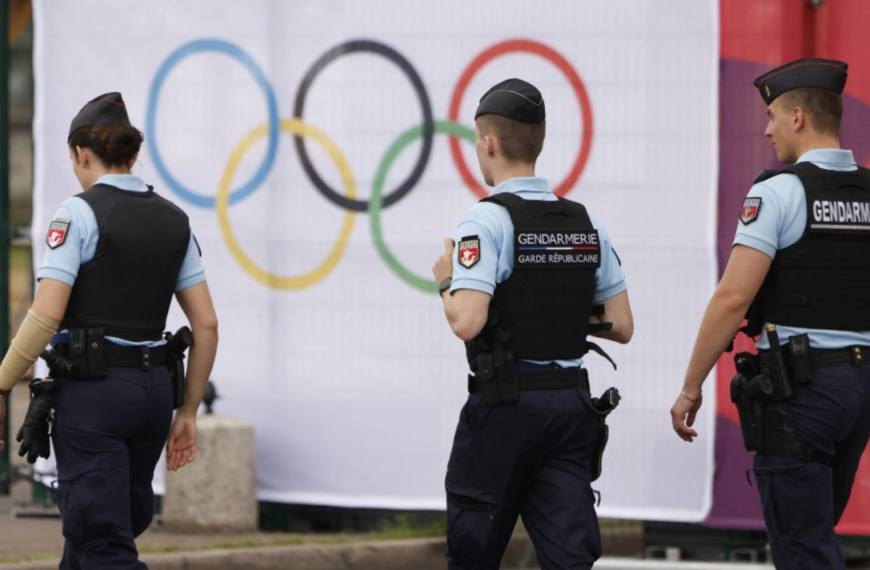 Autoridades de París desalojan a personas sin hogar de las calles por los Juegos Olímpicos