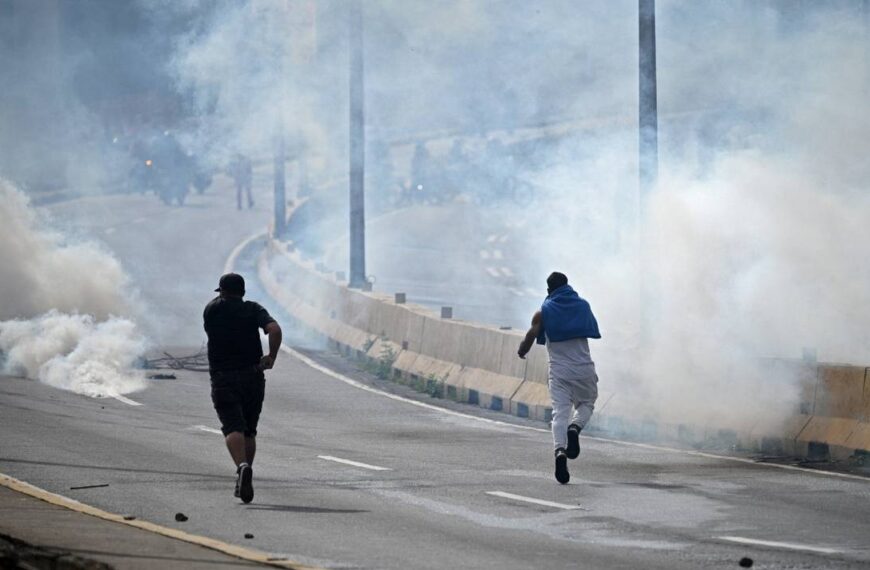 Militares lanzan gas lacrimógeno a venezolanos que rechazan reelección de Nicolás Maduro
