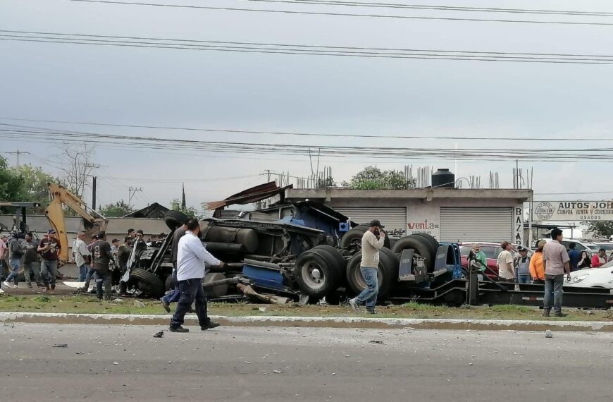 ¿Qué pasó en la carretera México-Tuxpan? Choque múltiple por volcadura de tráiler a la altura de Tulancingo