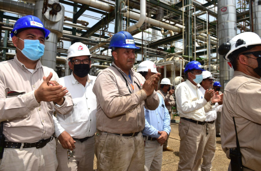 Trabajadores de Pemex acuerdan aumento de 7% a salario y prestaciones