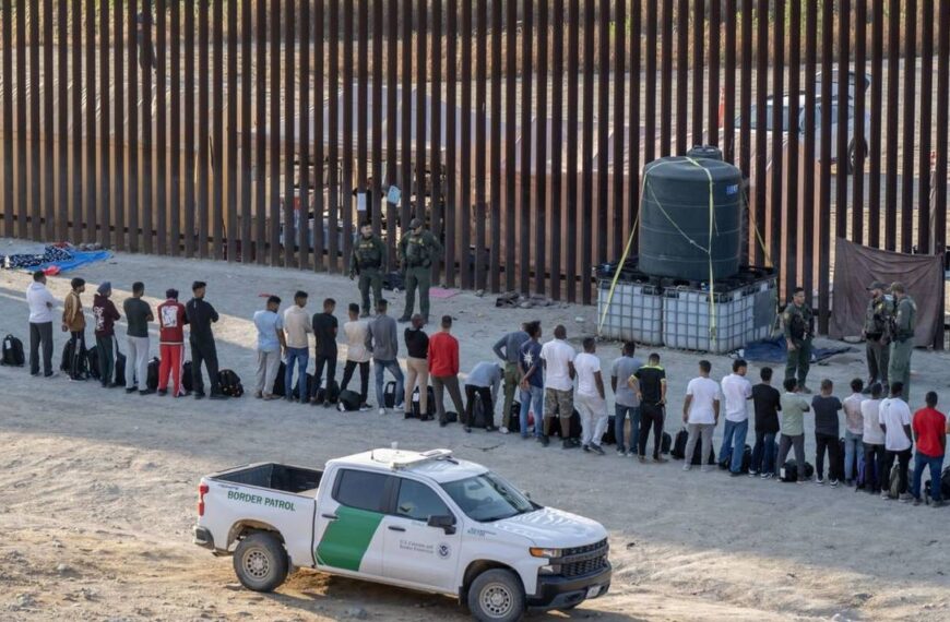 Autoridades de Texas quitan alambrada de navajas en la frontera con México