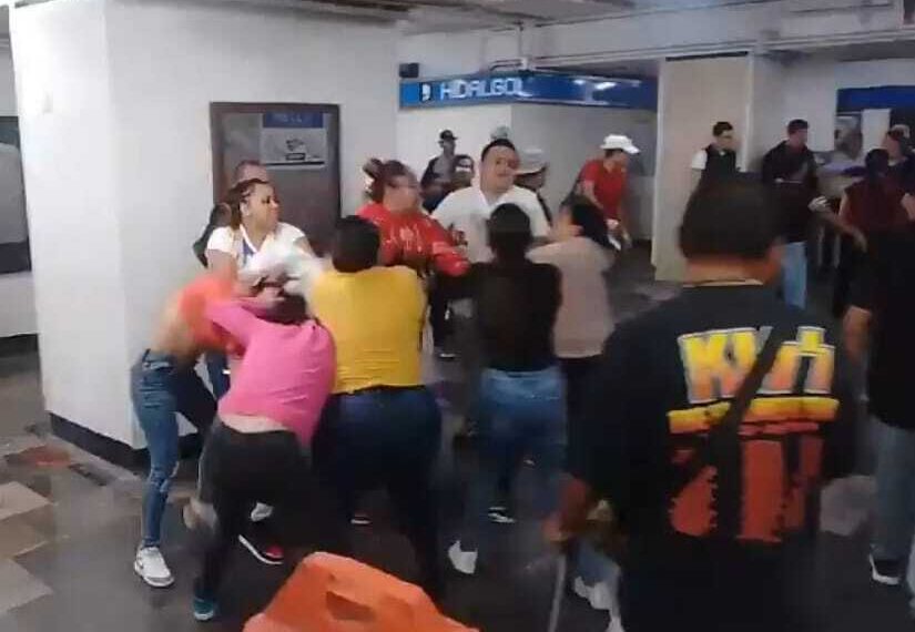 VIDEO: Vendedores ambulantes de Metro Hidalgo protagonizan batalla campal