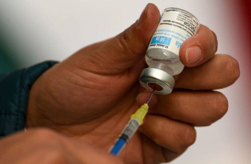 OMS lamenta descenso de vacunación contra el aún mortal Covid-19