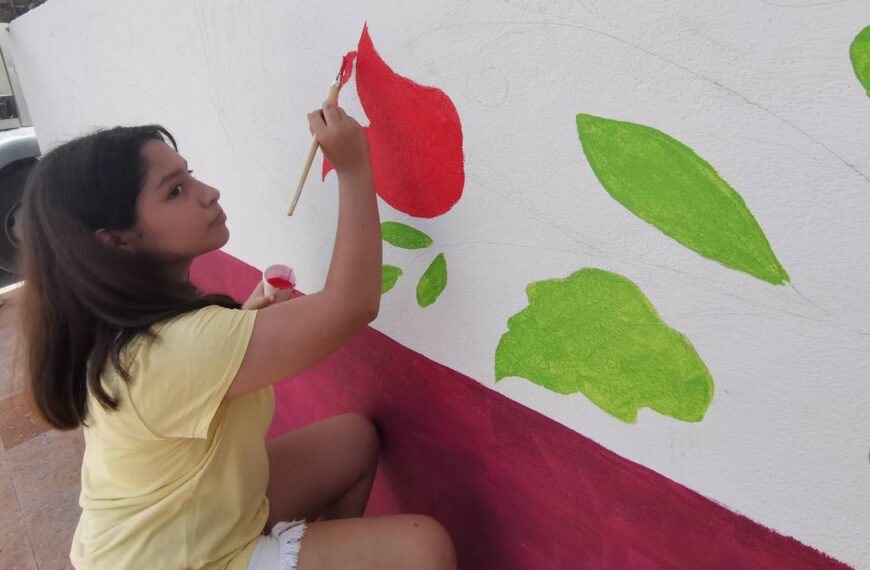 Valeria Cervantes, la joven estudiante que realiza murales en Pueblo Viejo