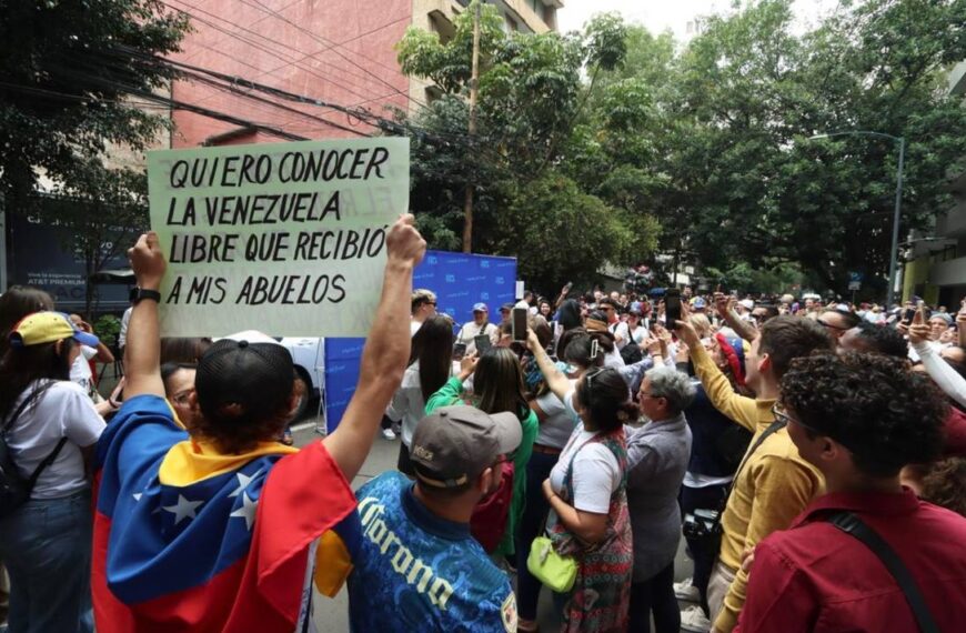 Venezolanos exigen libertad para su país desde México
