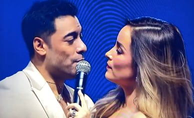 El beso de Carlos Rivera a Cynthia Rodríguez tras cantar juntos Si no estás conmigo (VIDEO)