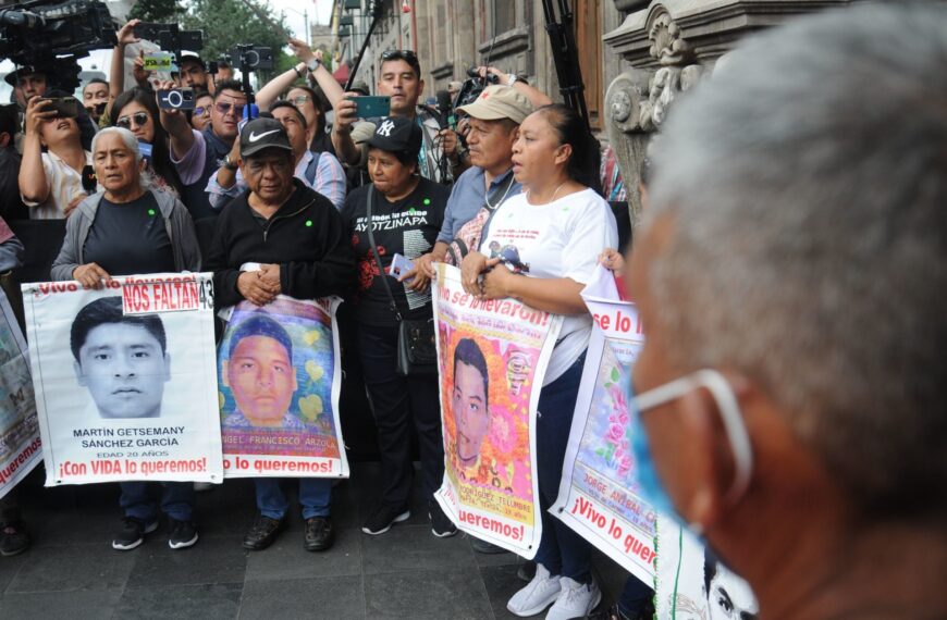 Caso Ayotzinapa: Padres de normalistas recorren zona militar de Iguala con Sheinbaum
