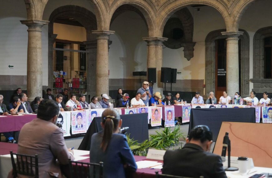 Padres de los 43 normalistas de Ayotzinapa reprochan a AMLO: ‘No hay avances’