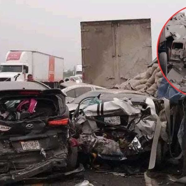 VIDEO: Camión cargado de cemento se queda sin frenos y destruye 9 autos en Guanajuato