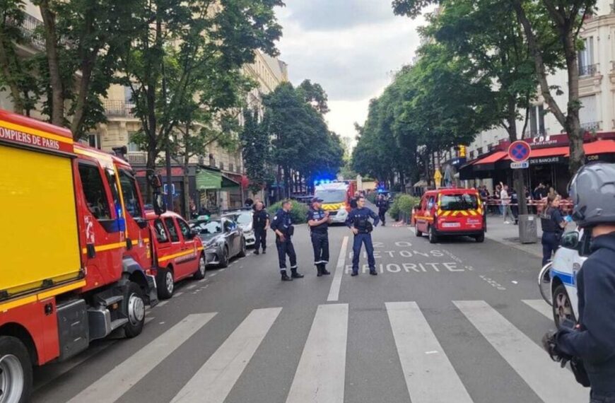 ¡Miedo en París! Auto embiste la terraza de un restaurante; hay un muerto y varios heridos
