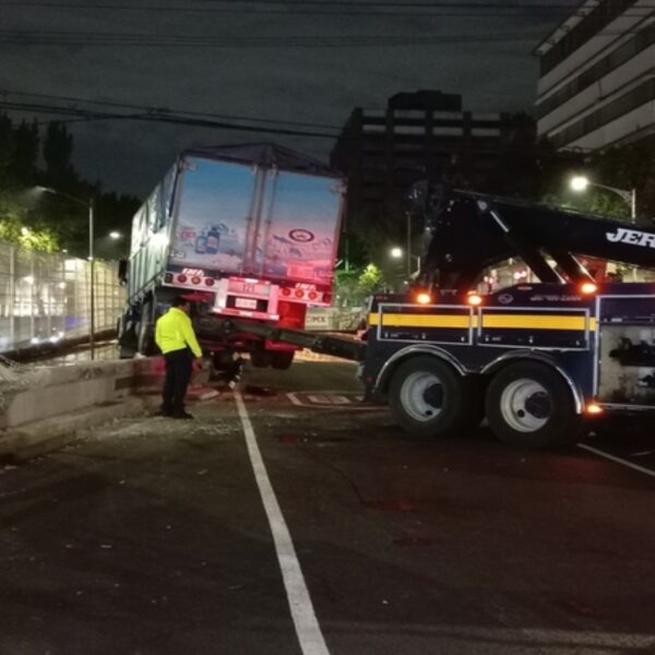 Camión de carga se estrella en la Calzada de San Antonio Abad
