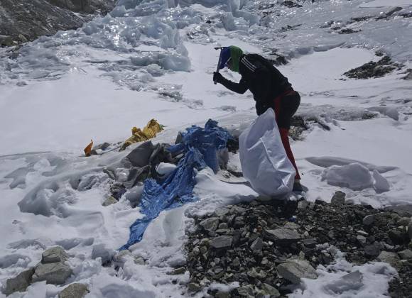 Llevará años retirarla, el campamento más elevado del monte Everest está lleno de basura congelada