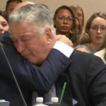 ¡Hasta las lágrimas! Desestima jueza cargos por homicidio involuntario a Alec Baldwin