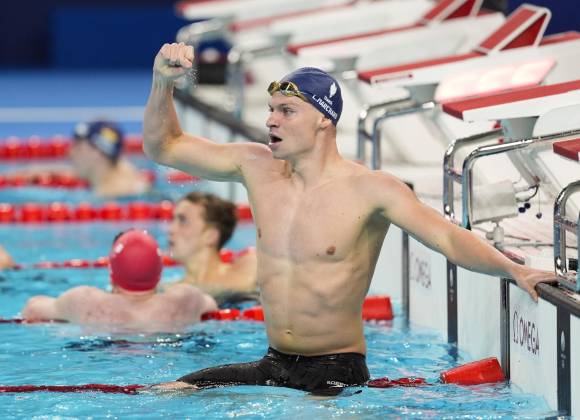 Léon Marchand, el nadador que rompió el récord de Phelps, gana en los 400m en París 2024