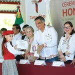 Apadrinan Américo y María a estudiantes de…
