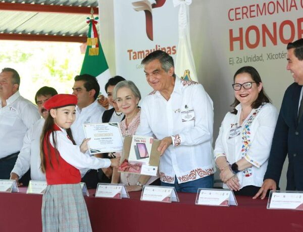 Apadrinan Américo y María a estudiantes de Xicoténcatl;…