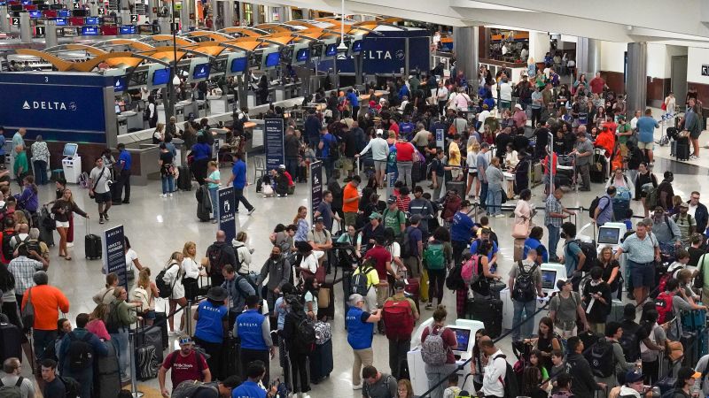 Más de 1.500 vuelos cancelados en EE.UU. por tercer día consecutivo mientras las aerolíneas se recuperan lentamente de la interrupción tecnológica mundial