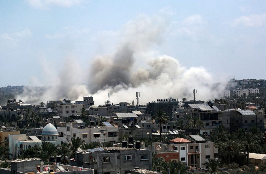 Al menos 30 muertos en un ataque aéreo israelí contra una escuela en Gaza, según funcionarios palestinos