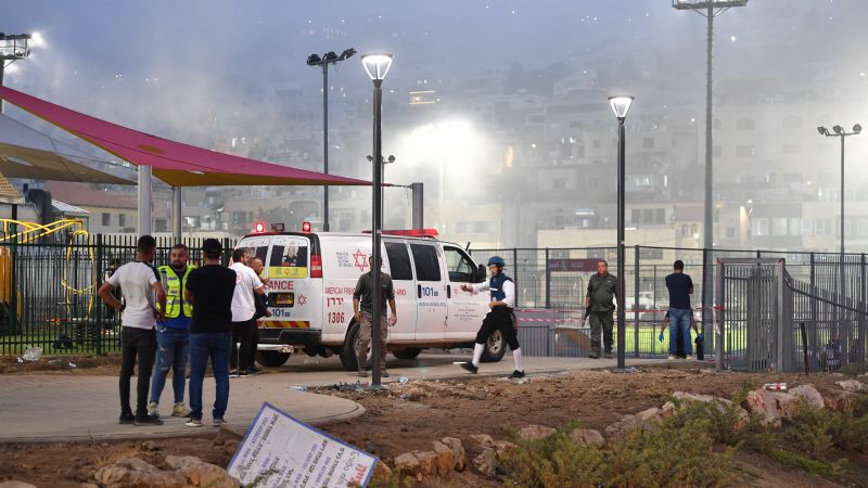 Israel dice que Hezbollah “pagará el precio” tras culparlo por el ataque a un campo de fútbol que mató a 12 niños