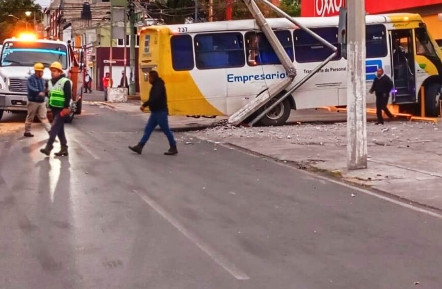 ¡14 lesionados! Autobús impacta tienda de conveniencia y derriba poste de luz tras severo choque con particular en Toluca