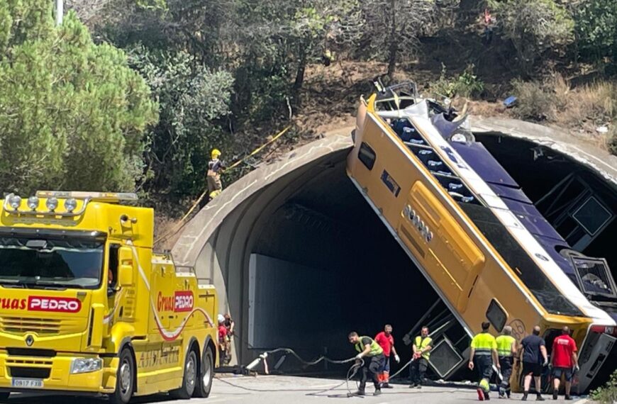 ¡IMPACTANTE! Autobús vuelca justo a la entrada de un túnel y deja varios heridos en Cataluña