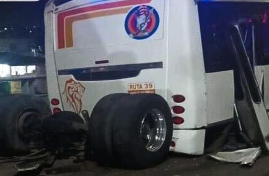 ¡De no creer! Autobús de pasajeros perdió eje trasero mientras circulaba en puente de Chimalhuacán
