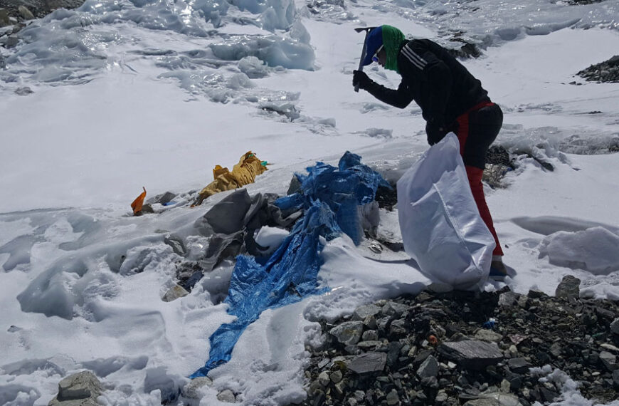 Basura congelada cubre el campamento más elevado del Everest; llevará años retirarla