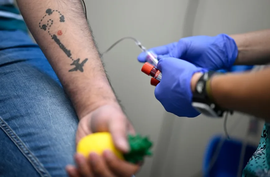 Los latinos representan casi un tercio de los nuevos diagnósticos de VIH en EE.UU., según datos de los CDC