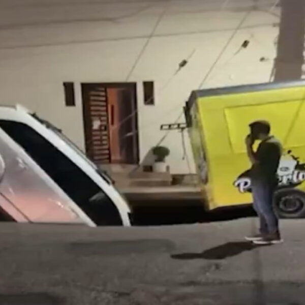 VIDEO: ¡Se abrió la tierra! Camioneta cae en enorme socavón en Culiacán