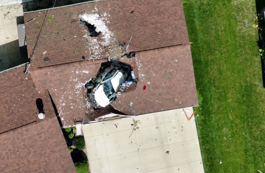 Camioneta se estrella contra techo de una casa en La Crescent, Minnesota
