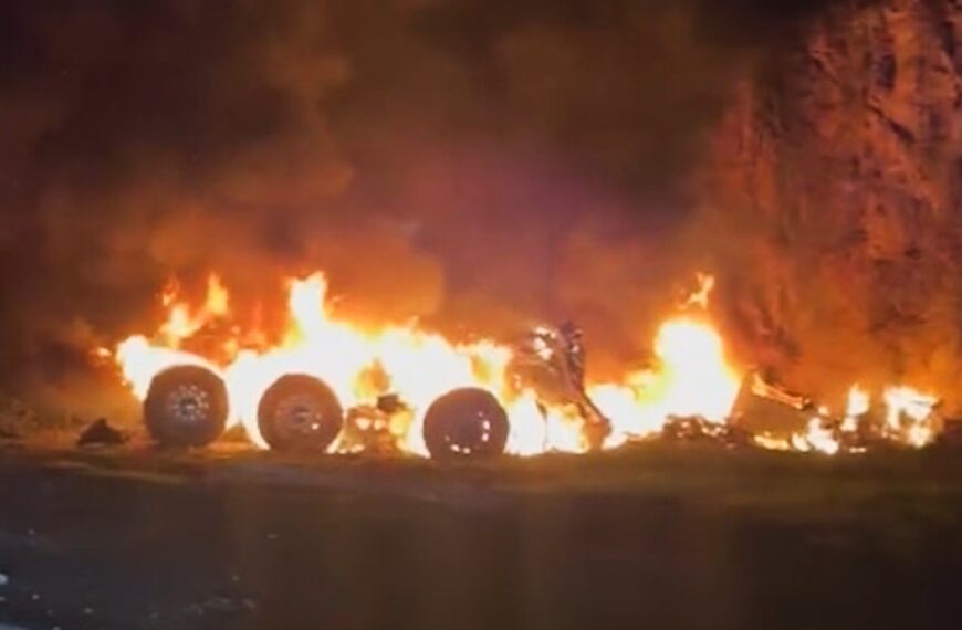 ¡Infernal! Vehículo de carga termina ardiendo en llamas tras fatal accidente en la Zona Metropolitana de Guadalajara